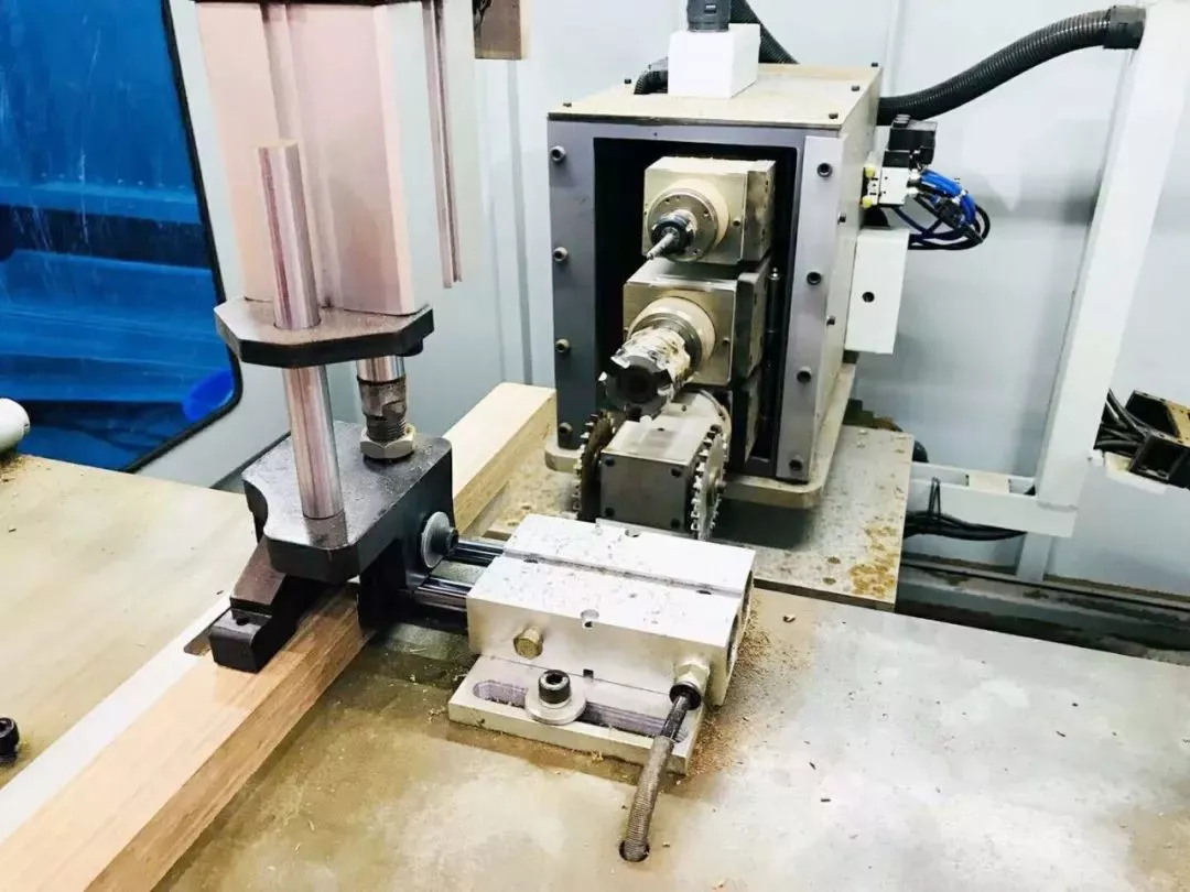 �ٱ؄ٹ����ˆT����̬F(xi��n)����ʾ�C(j��)е�ӹ��^��